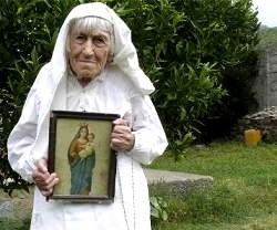 Dile Ndoci, de 94, católica, con traje típico del norte de Albania, mantuvo la fe y escondió su icono bajo la persecución atea de Enver Hoxha