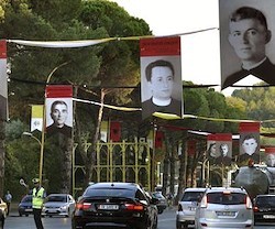 Las calles de Tirana se adornaron este domingo con los rostros de los mártires del comunismo.