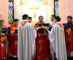 Ordenación episcopal del obispo Qu Ailin, que ahora protesta por la demolición de parroquias