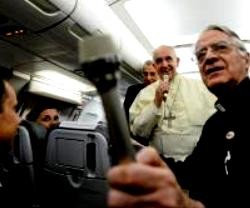 El Papa Francisco habló en el avión de vuelta de su viaje a Albania