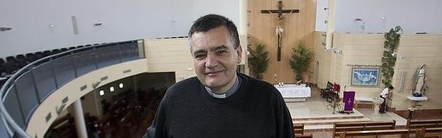 El popular sacerdote y periodista en su parroquia de Madrid, aunque por sus responsabilidades en el Pontificio Consejo de la Familia pasa mucho tiempo en Roma