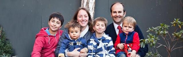 La familia Ureta, Javier, Susana y sus hijos... en el centro, con jersey a rayas, José Ignacio, cuyo corazón dejó de latir media hora