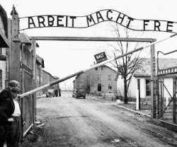 Foto de 1945 de la puerta del campo de exterminio de Auschwitz con el lema El Trabajo os Hará Libres