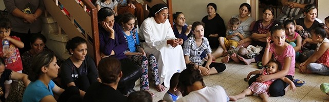 Católicas iraquíes y sus hijos, desplazadas lejos de sus casas, rezan el Rosario en precario refugio actual