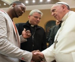 El Limonero Papal presenta al Santo Padre a un superviviente de Lampedusa