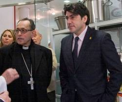 El alcalde de Alcorcón -del PP, partido que ahora acepta el aborto- y el obispo de Getafe, en un comedor de Cáritas