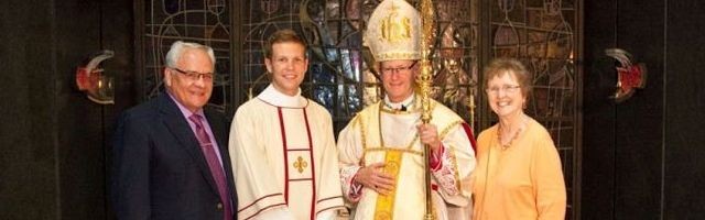 Ryan, ordenado diácono, con el obispo Conley, de la diócesis de Lincoln, y sus orgullosos padres adoptivos