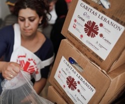 Una voluntaria con materiales de Cáritas Líbano para los refugiados