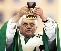 Benedicto XVI en 2006 con el Cáliz de la catedral de Valencia, probablemente el mismo que usó Cristo y el Santo Grial de las leyenda medievales