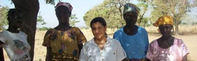 María Graciela con mujeres de su población en Togo... las adoratrices siempre trabajan para ayudar a mujeres esclavizadas u oprimidas