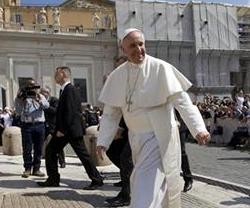 Un detalle del Papa Francisco en la audiencia al volver de saludar al pueblo congregado