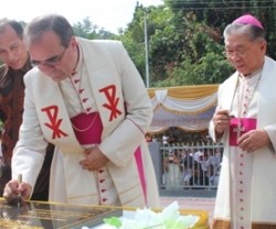 En las Islas Molucas el obispo, el gobernador y el nuncio recuerdan a San Francisco Javier con una estatua
