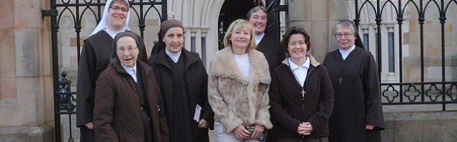 La ya ex-periodista Martina Purdy con las Hermanas de la Adoración y Reparación cuando iban a misa a la catedral