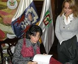 Ana María Díaz Pérez, historiadora canaria, firma uno de sus libros