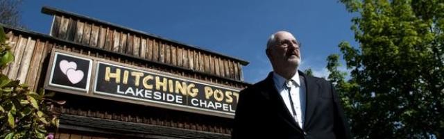 El pastor Donald Knapp junto a su rústica y romántica capilla de bodas... el alcalde le amenaza con décadas de cárcel si no realiza bodas gays