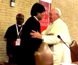 El Papa Francisco -con el cardenal Turkson de fondo- saluda a Evo Morales, que acudió al encuentro de Movimientos Populares en el Vaticano