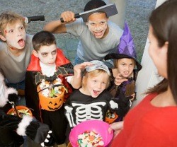 La tradición de los disfraces de Halloween es la que más gusta a los niños... una opción cristiana es disfrazarse de santos