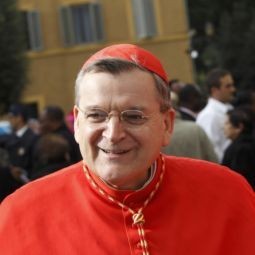 El cardenal Burke y el activista gay