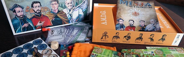 El nuevo juego de tablero Misja -Misión, en polaco- con sus fichas y las siglas AMDG - A la mayor gloria de Dios, lema jesuita