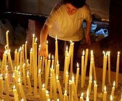Muchas velas grandes o una vela pequeña - es un gesto que puede acompañar la oración