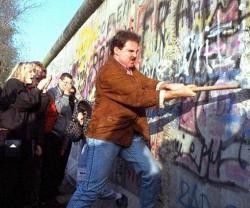 La caída del Muro de Berlín simbolizaría pronto la caída de las tiranías comunistas en Europa