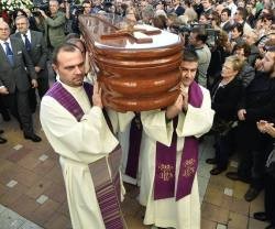Varios sacerdotes llevaron a hombros el féretro del joven párroco fallecido en el accidente de Cieza