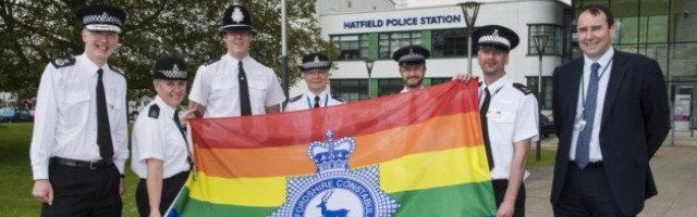 Activistas del lobby gay en la Policía inglesa, dispuestos a cerrar los colegios religiosos en cuanto se lo ordenen