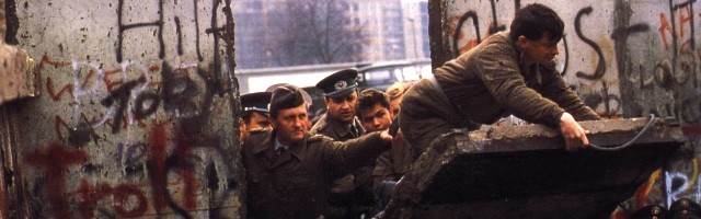 Soldados de la Alemania Oriental traspasan una brecha en el Muro de Berlín hace 25 años