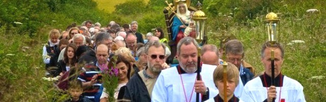 Peregrinos del ordinariato anglocatólico inglés peregrinan con la Virgen de Walsingham