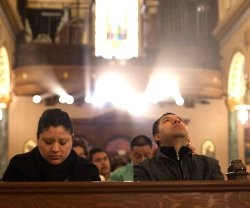 Un culto que no se entiende y una relación con Dios que no es personal lleva a muchos hispanos -por lo general no practicantes- a los grupos evangélicos