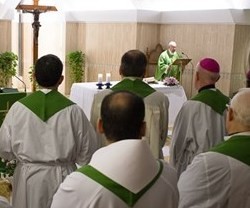 El Papa Francisco celebra misa casi cada mañana en Santa Marta y explica las Escrituras