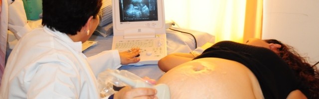 Los cuidados prenatales deben ser para ayudar a madres y bebés, no para detectar y eliminar bebés enfermos... y muchas veces el diagnóstico falla