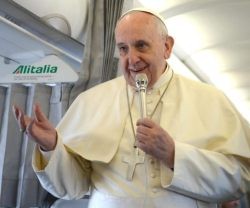El Papa Francisco en el avión de vuelta de Estrasburgo