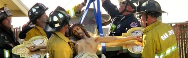 El departamento de bomberos de San José distribuyó esta bellísima foto del rescate.