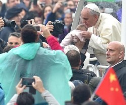 El Papa Francisco se detiene a saludar peregrinos también cuando llueve