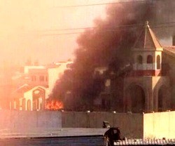El convento de la Victoria de Alaraby, Mosul, en llamas