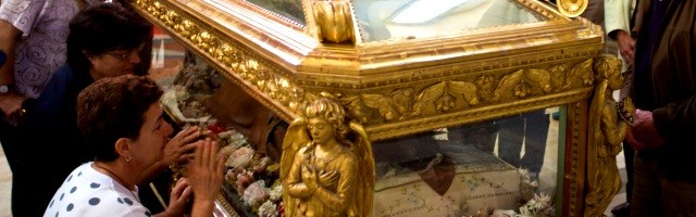 Los devotos veneran los restos del santo, muy popular en la zona de Rímini - colocaron la ropa del niño sobre la urna, la bendijeron, le vistieron con ella y se curó