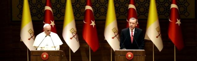 Erdogan y Francisco comparecieron ante la prensa y autoridades turcas... Erdogan aprovechó para hablar de islamofobia, Gaza y los kurdos