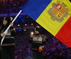 La esquiadora Mireia Gutiérrez con la bandera de Andorra en Sochi 2014 - el escudo muestra la mitra del obispo de Urgel