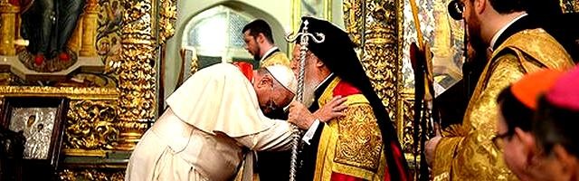 Francisco pidió una bendición a Bartolomé, que lo besó - simboliza la unión entre Pedro y Andrés, los hermanos de los que son herederos