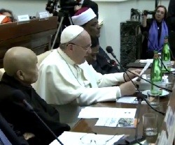 El Papa Francisco se sentó entre representantes de distintas religiones para esta firma conjunta contra la trata y la esclavitud