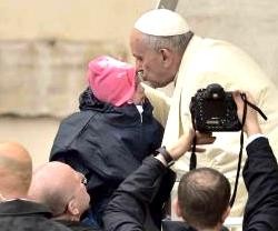 En las audiencias de los miércoles el Papa saluda a familias, niños y enfermos
