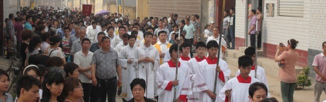 Católicos en procesión en la calle... la presión del Gobierno depende de las regiones, y se permiten actos de la Iglesia llamada patriótica