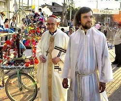 Jorge Mario Bergoglio, ya como obispo, con uno de los curas villeros, Pepe di Paola.