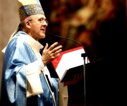 Carlos Osoro, arzobispo de Madrid, revestido con el azul celeste de la fiesta de la Inmaculada