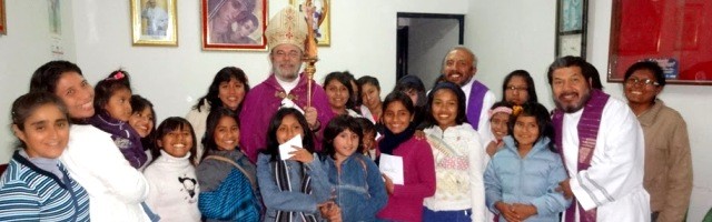 El obispo José Luis con niñas y personal de la Casa Hogar Emmanuel, una de tantas iniciativas del Callao que necesitan apoyos