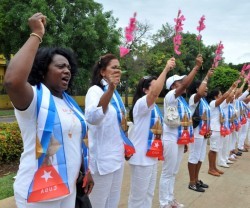 Las Damas de Blanco, que se manifiestan con ese color, piden libertad y derechos humanos para Cuba, enfrentándose al régimen autoritario de la isla