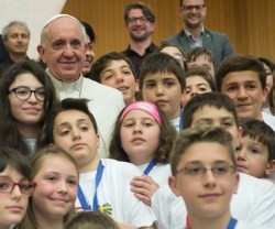 El Papa Francisco con los chicos de Acción Católica italiana