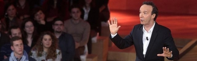 El soliloquio humorístico de Roberto Benigni sobre los 10 Mandamientos ha suscitado un debate moral sobre la ética pública en Italia