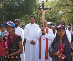 El arzobispo Anil Couto de Delhi lleva la Cruz en procesión